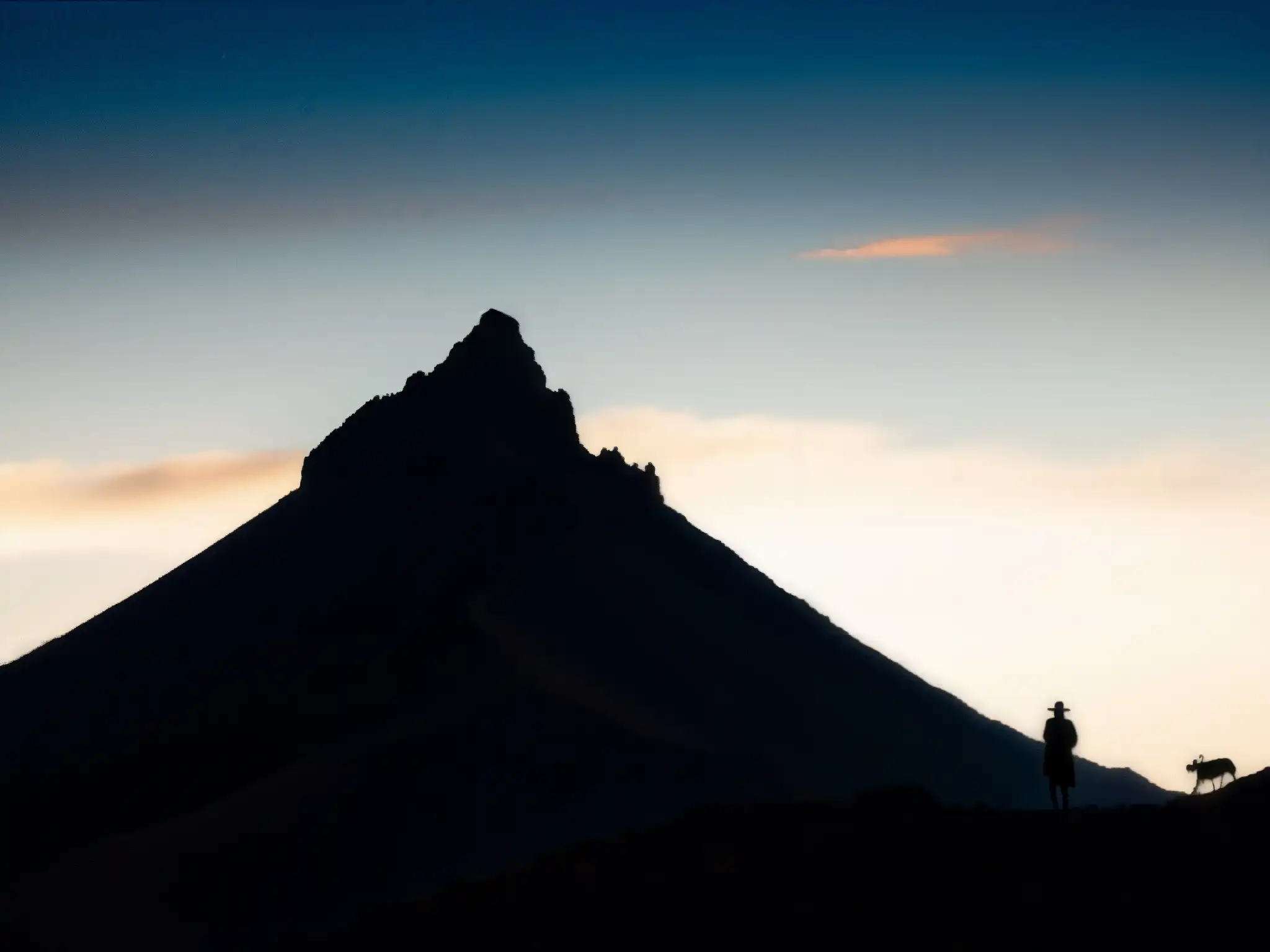 La Bruja del Cerro de San Juan Tepic, una figura misteriosa entre las sombras en el atardecer sobre el terreno escarpado