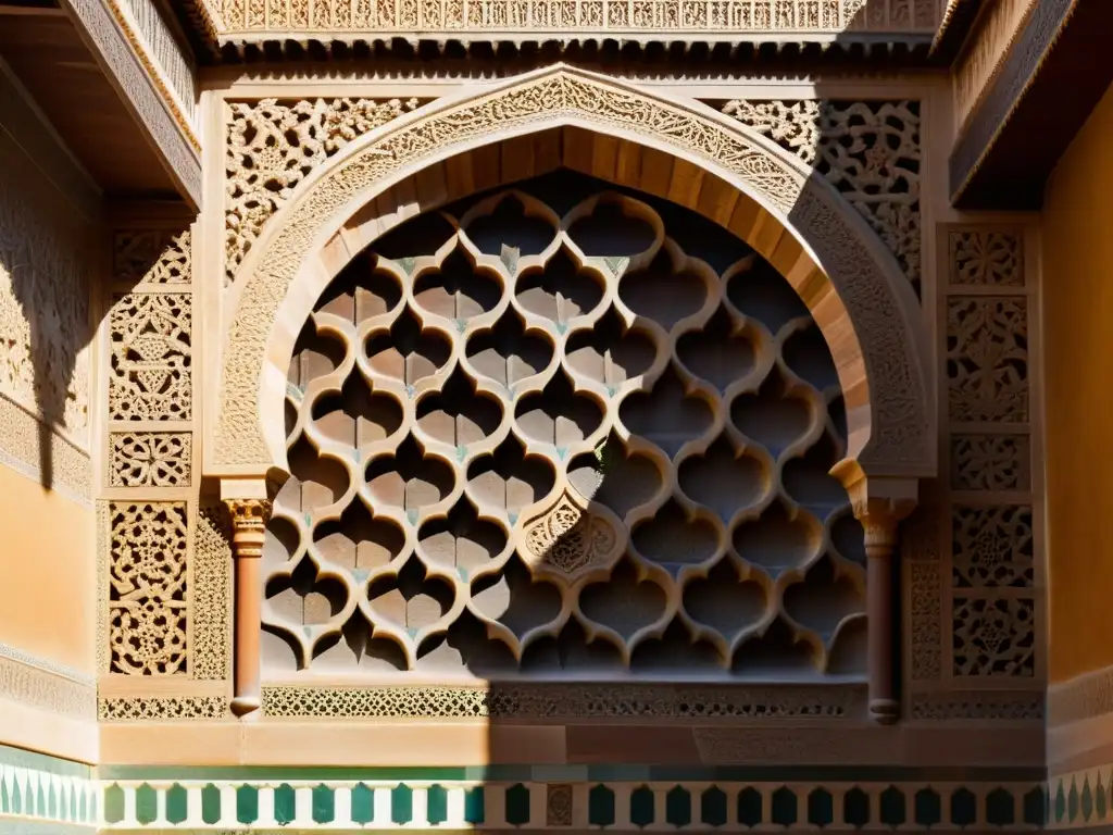 Detalle de las hermosas tallas y azulejos en las paredes de la Alhambra, evocando El Tesoro de la Alhambra leyenda