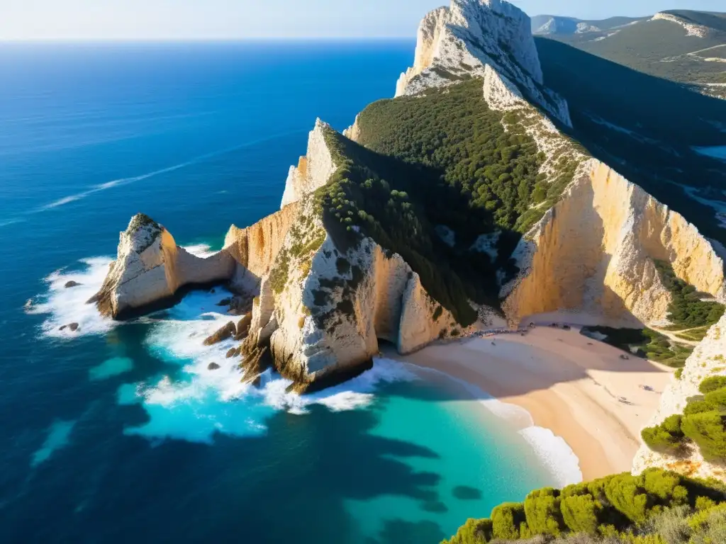 Cliff de Es Vedrà en el mar, con barco de fondo, evoca la magia y mitos urbanos isla Es Vedrà en Ibiza
