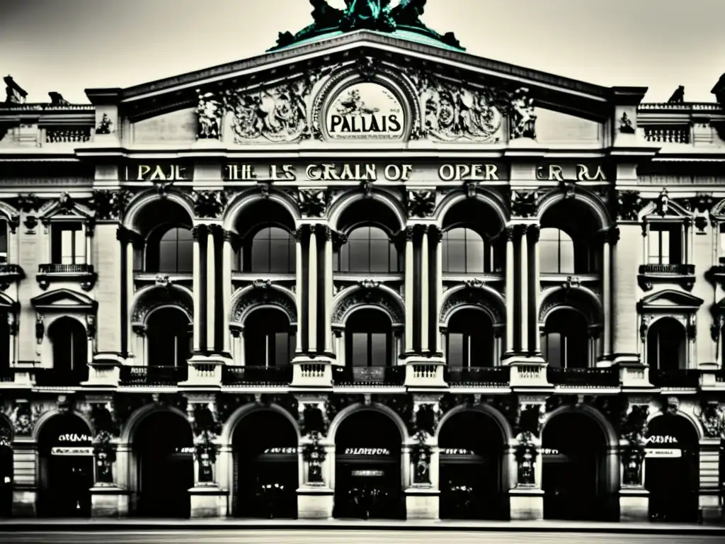 Palais Garnier en París, Francia, origen del mito del Fantasma de la Ópera, muestra su imponente fachada y atmósfera misteriosa
